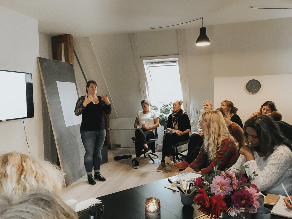 I samarbejde med FOF Sydjylland tilbyder jeg også kurser, hvor du kan deltage i spændende workshops og læringsoplevelser sammen med andre fotointeresserede. Lige nu fokuserer mine FOF-forløb på fine art portrætter, hvor du kan lære teknikker til at skabe smukke og betydningsfulde portrætbilleder.