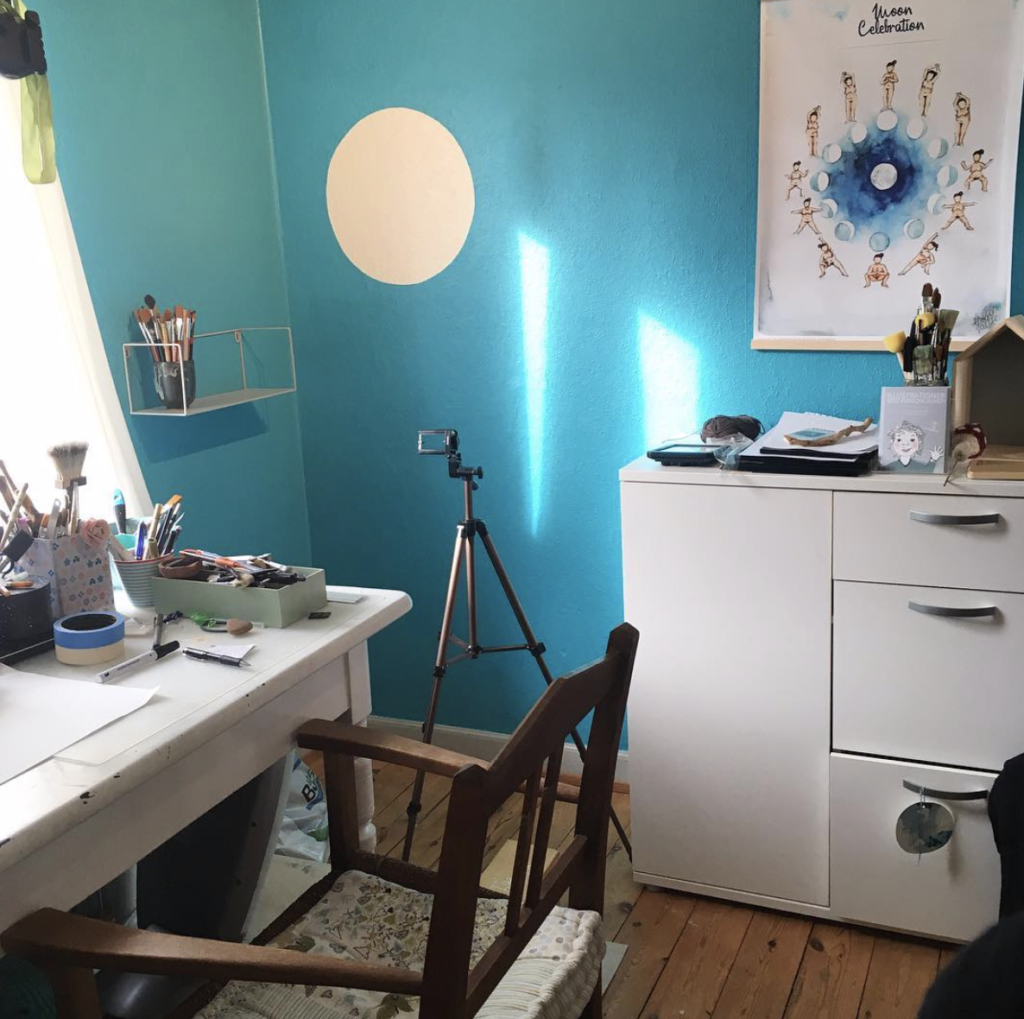 Helle går også ofte en tur med bare tær udenfor. Her har hun en stor sten, som hun lige går forbi og mærker, her sender tanker til alle de små væsner som er her i verden.