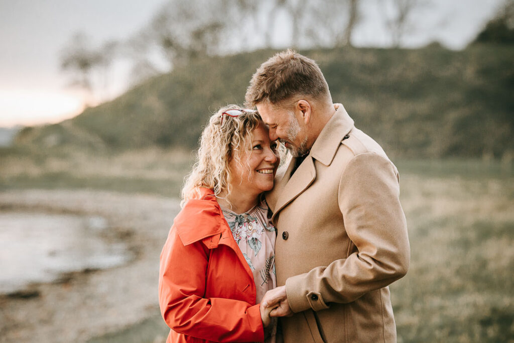 Naturlig parfotografering ved Hindsgavl Slot – par står i naturen og holder om hinanden.