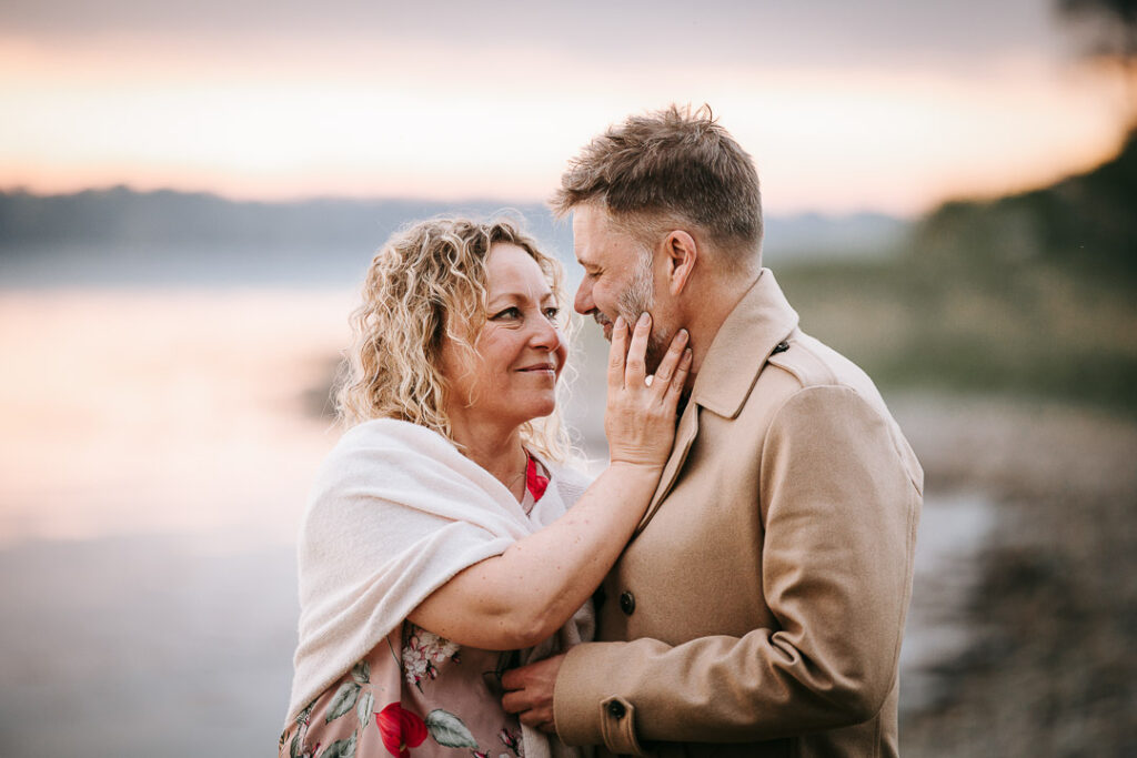 Naturlig parfotografering ved Hindsgavl Slot – par står tæt i blødt lys.