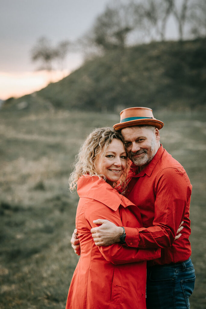 Parfotografering ved Hindsgavl Slot – par står tæt og holder om hinanden.