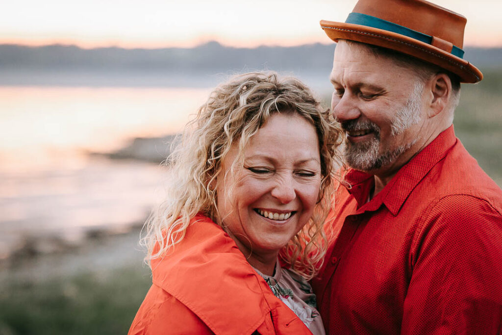 Udendørs parfotografering – kvinde smiler i aftensolen, fotograferet af Zoey Elinor.