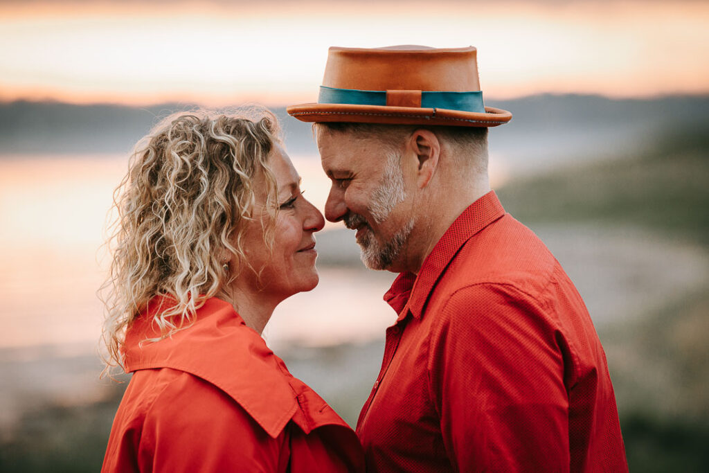 Parfotografering ved Hindsgavl Slot – par står ansigt til ansigt og smiler.