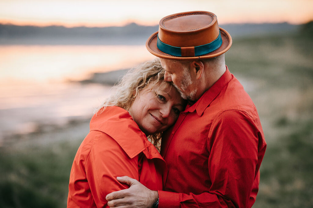Parfotografering i naturen – Zoey Elinor fanger par i blødt aftenslys.