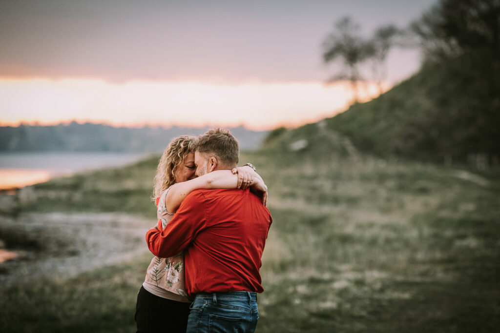 Naturlig parfotografering ved Hindsgavl Slot – par krammer i aftensolen.