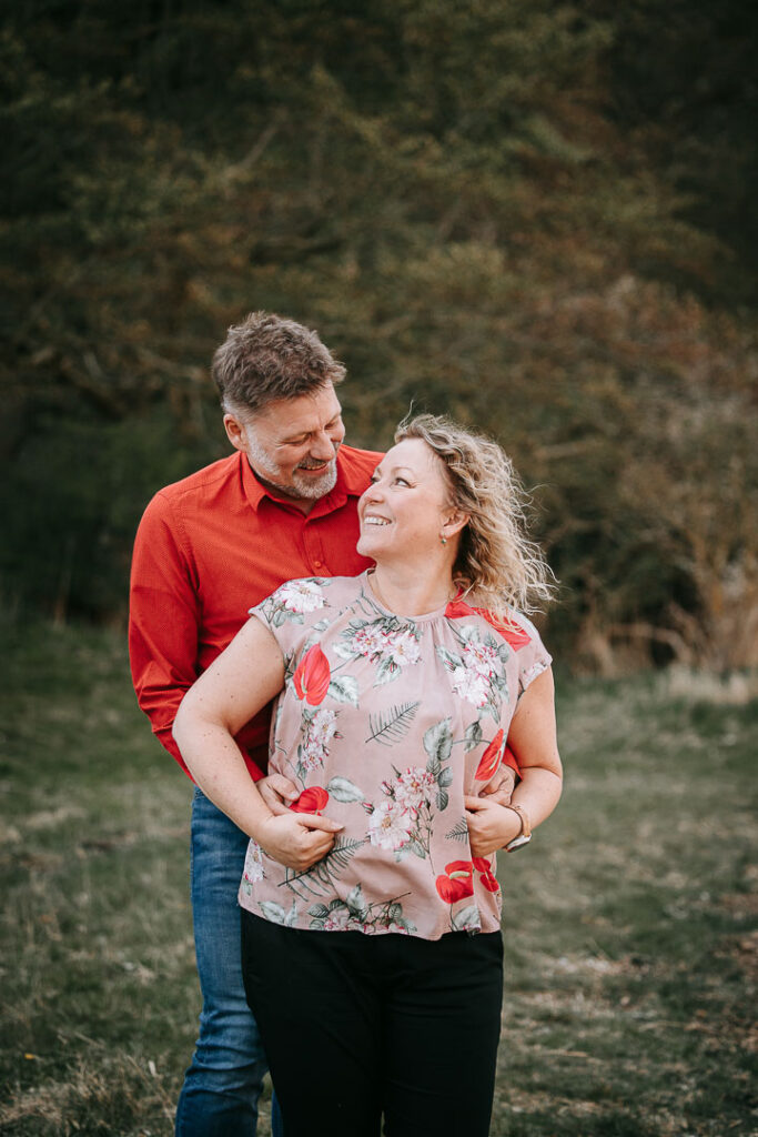 Parfotografering ved Hindsgavl Slot – Zoey Elinor fotograferer par i aftensolen.