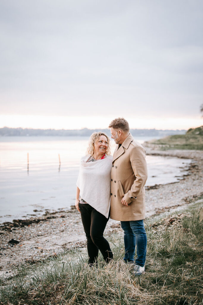 Par ved stranden ved Hindsgavl Slot – udendørs parfotografering i naturen.