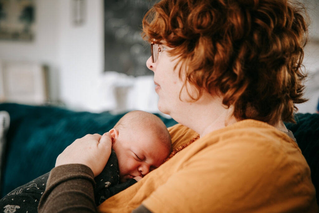 Mor med spædbarn under familiefotografering