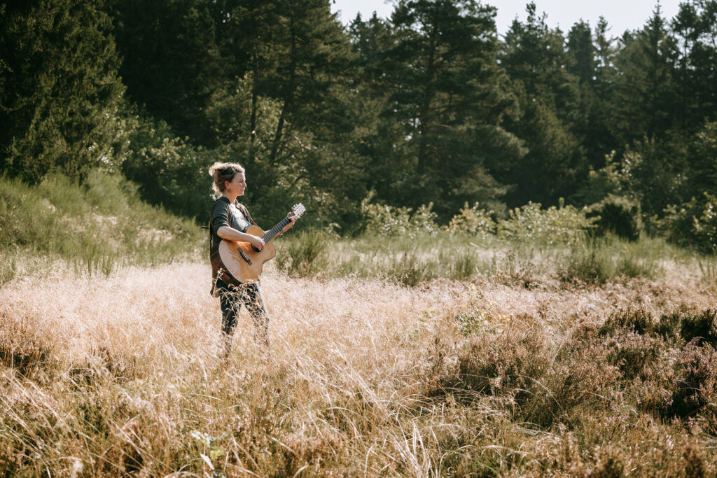 musikbilleder i skoven. Rikke spiller på sin guitar