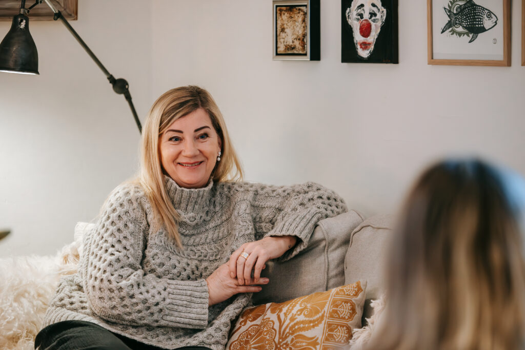 Billeder til hjemmeside – Psykolog Susanne Benderfeldt. Psykolog Susanne Benderfeldt i en professionel og imødekommende setting, der afspejler hendes terapeutiske tilgang.