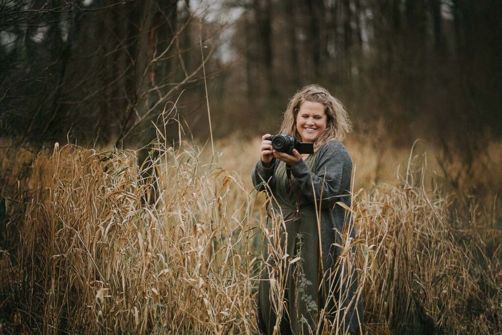 Zoey Elinor i fuld figur i Midtjylland. Brandingbilleder med rolig stemning og autentisk udtryk.