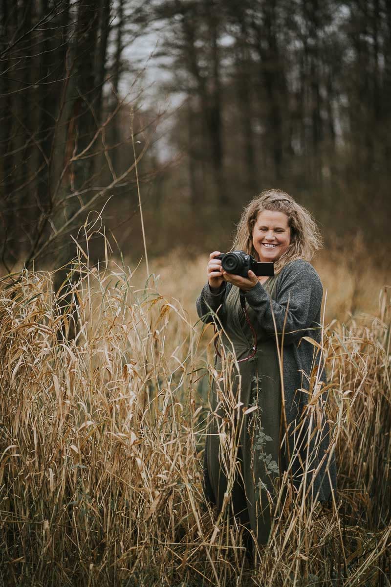 Udendørs portræt i mark og siv. Billeder til hjemmeside for kreative solovirksomheder med fokus på jordnærhed og ægthed.