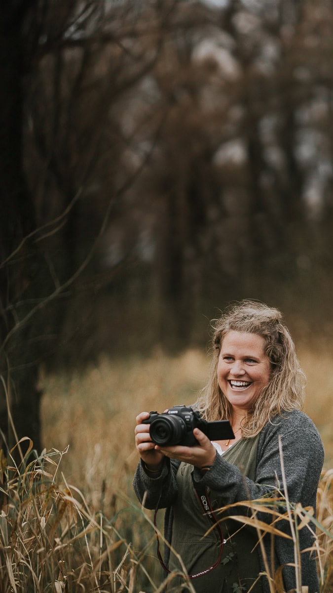 Portræt af Zoey Elinor i naturen, kamerahold og varm energi. Brandingbilleder til visuel identitet.