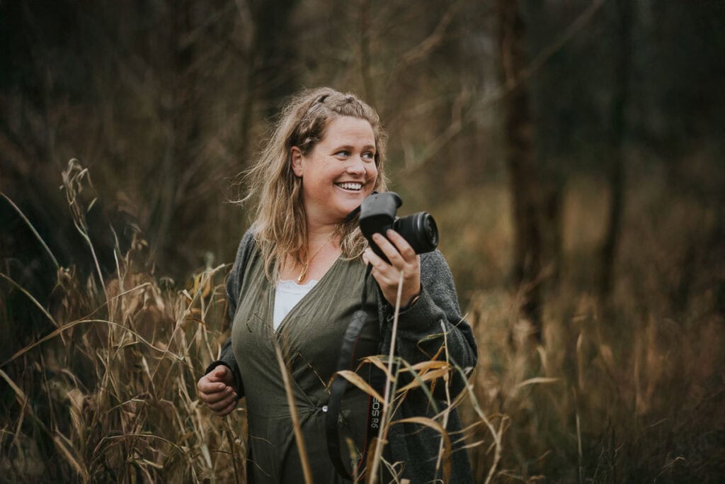 Zoey Elinor arbejder i naturen med kamera. Naturlig, rolig og nærværende. Billeder til hjemmeside og brandfortælling.