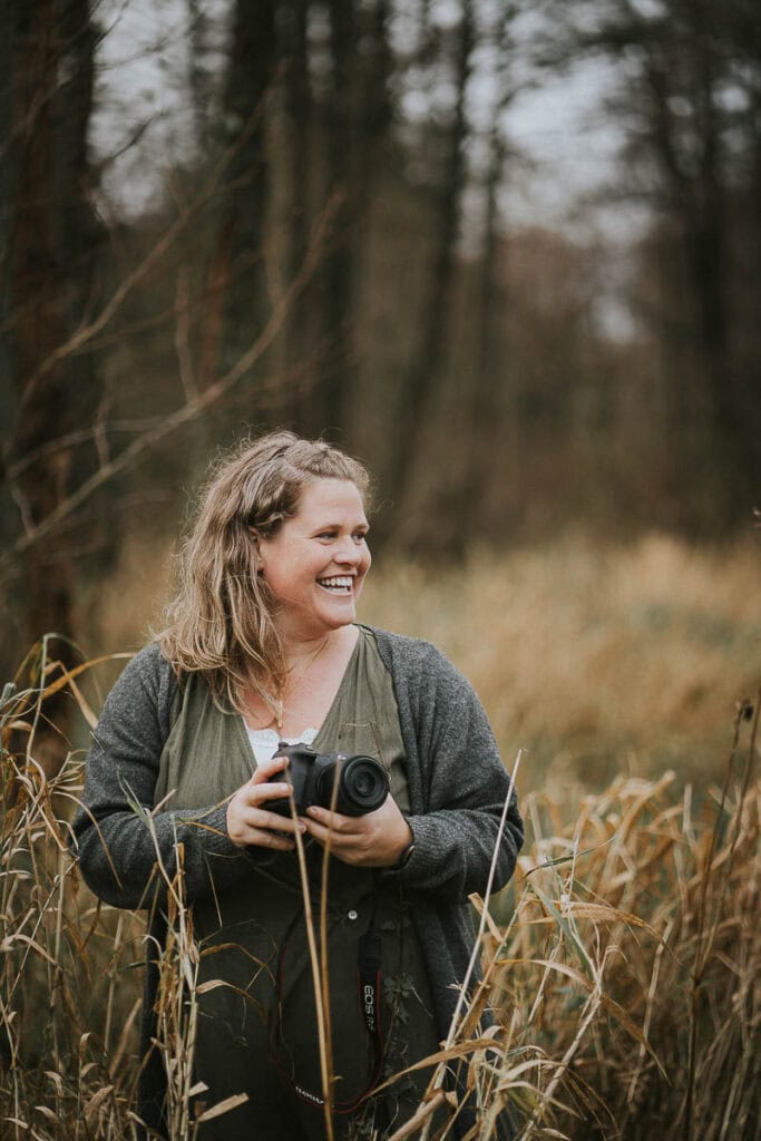 Portræt af Zoey Elinor blandt høje siv, blødt lys og naturligt nærvær. Billeder til personlig visuel identitet i Midtjylland.