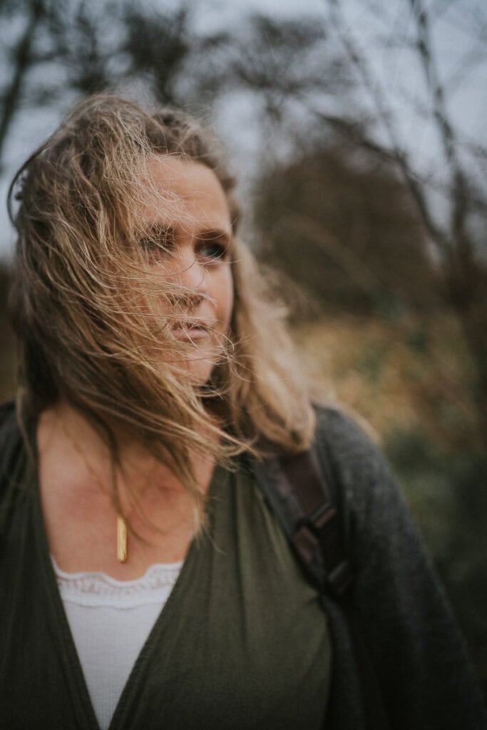 Zoey Elinor set i tæt udsnit. Fotograf i Struer med fokus på varme og professionel visuel identitet.
