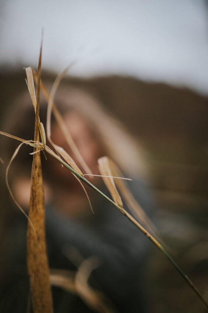 Siv i fokus med Zoey Elinor i baggrunden, blødt og roligt. Stemningsfuld visuel identitet.