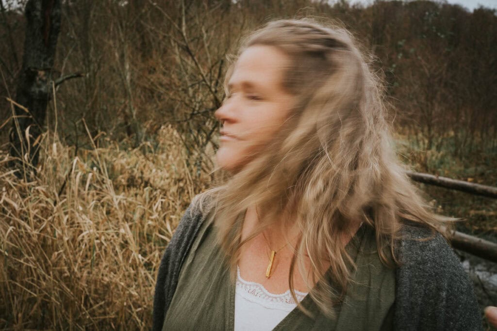 Portræt af Zoey Elinor med blød bevægelse i håret. Brandingbilleder til personlig fortælling.