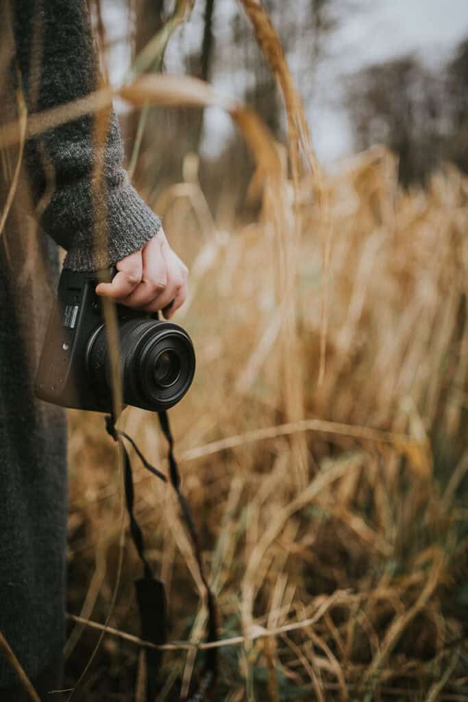 Zoey Elinor fotograferer i naturen. Billeder til hjemmeside for solopreneurs, der ønsker varme og autenticitet.