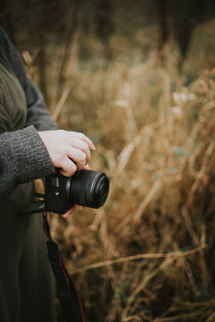 Fotograf der holder kamera. Efterårs scene fra Struer