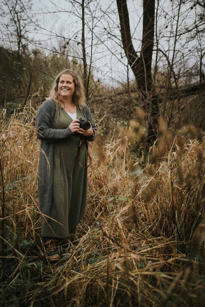 Zoey Elinor i arbejde med kamera. Brandingbilleder skabt i Struer til hjemmeside og visuel identitet for små virksomheder.