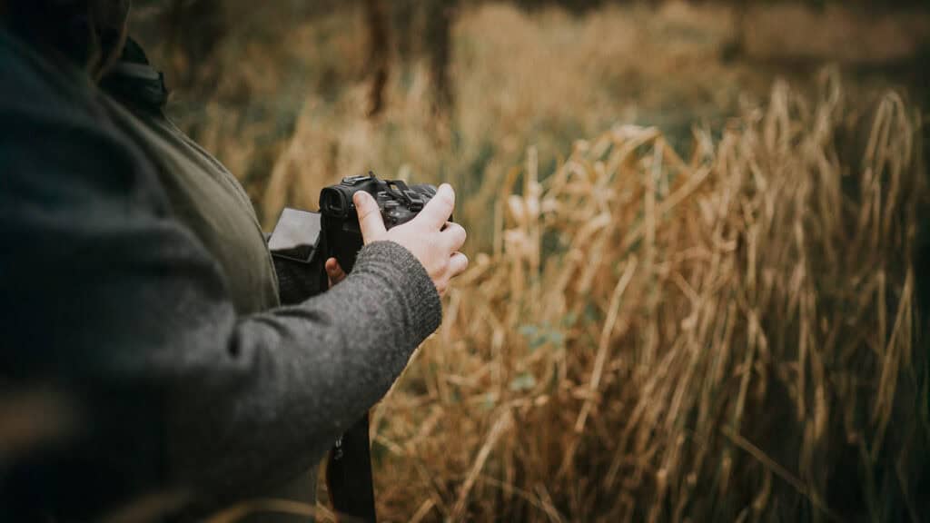 Dokumentarisk øjeblik af Zoey Elinor, kameraet i hænderne, rolig fokus. Billeder til personlig visuel branding.