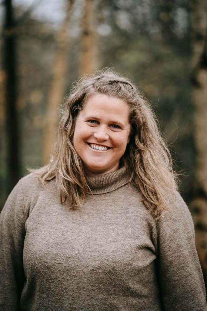 Portræt af Zoey Elinor i naturligt lys. Fotograf i Struer, arbejder med nærværende brandingbilleder til hjemmeside og visuel identitet.