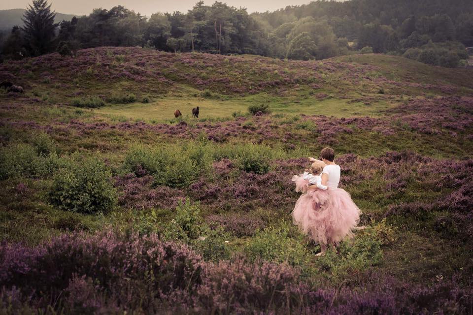 Mor datter fotografering på lyngheden, fotografering med en særlig stemning af indlevelse og ro