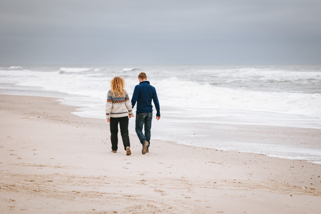 Par går hånd i hånd ved vandkanten – kærlighedsbilleder i Vestjylland.