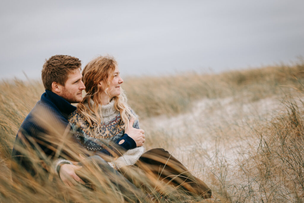 Intimt øjeblik i klitterne – kærlighedsbillede fra Struer.