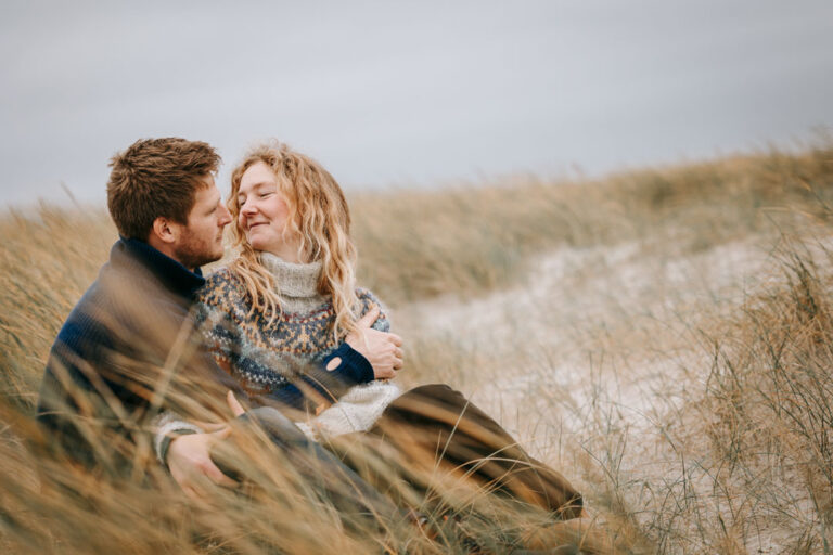 Par ser på hinanden i blødt eftermiddagslys – Vestjysk naturfotografering.