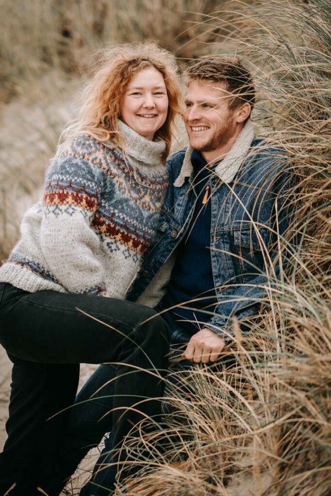 Naturligt parportræt i uldtrøjer blandt klitter – kærlighedsbilleder Struer.