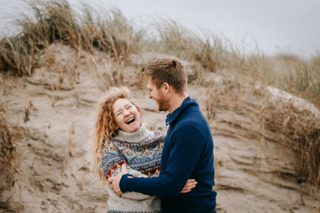 Par står tæt i vinden, fotograferet i naturen ved Lemvig.