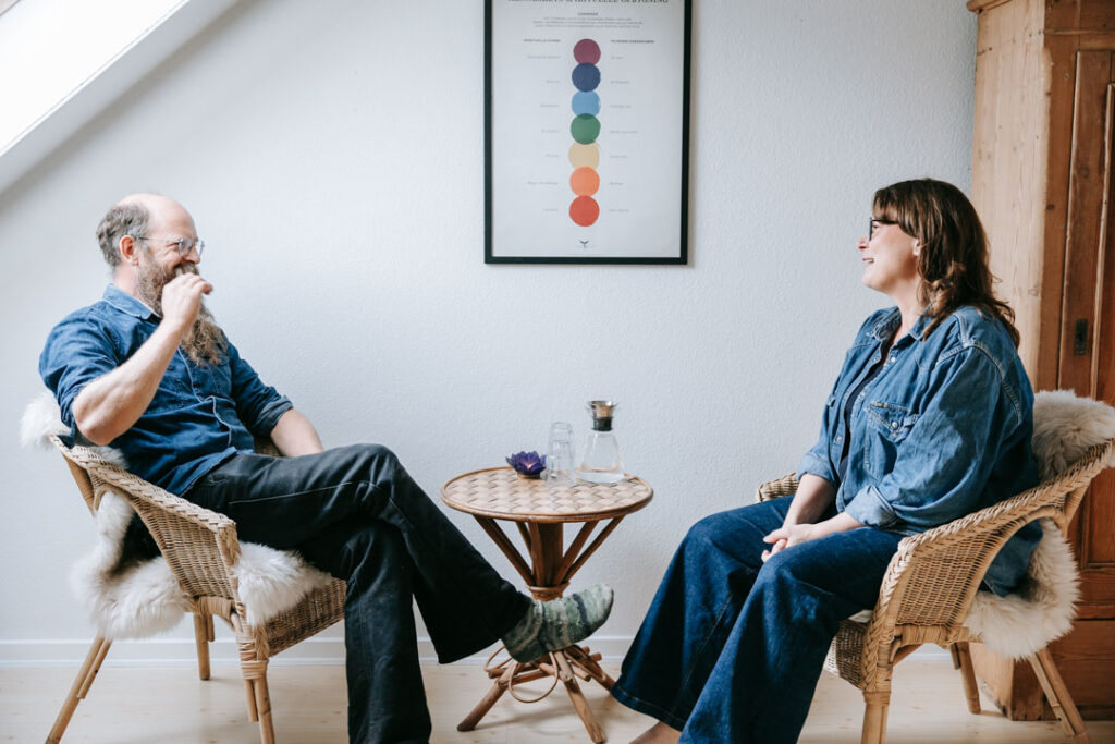 Terapeut lyttende i session, set fra klientens perspektiv.