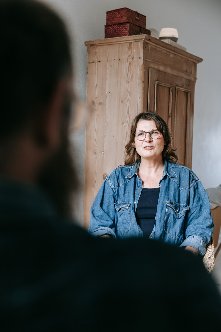 Terapeut i samtale med klient i et lyst behandlingsrum