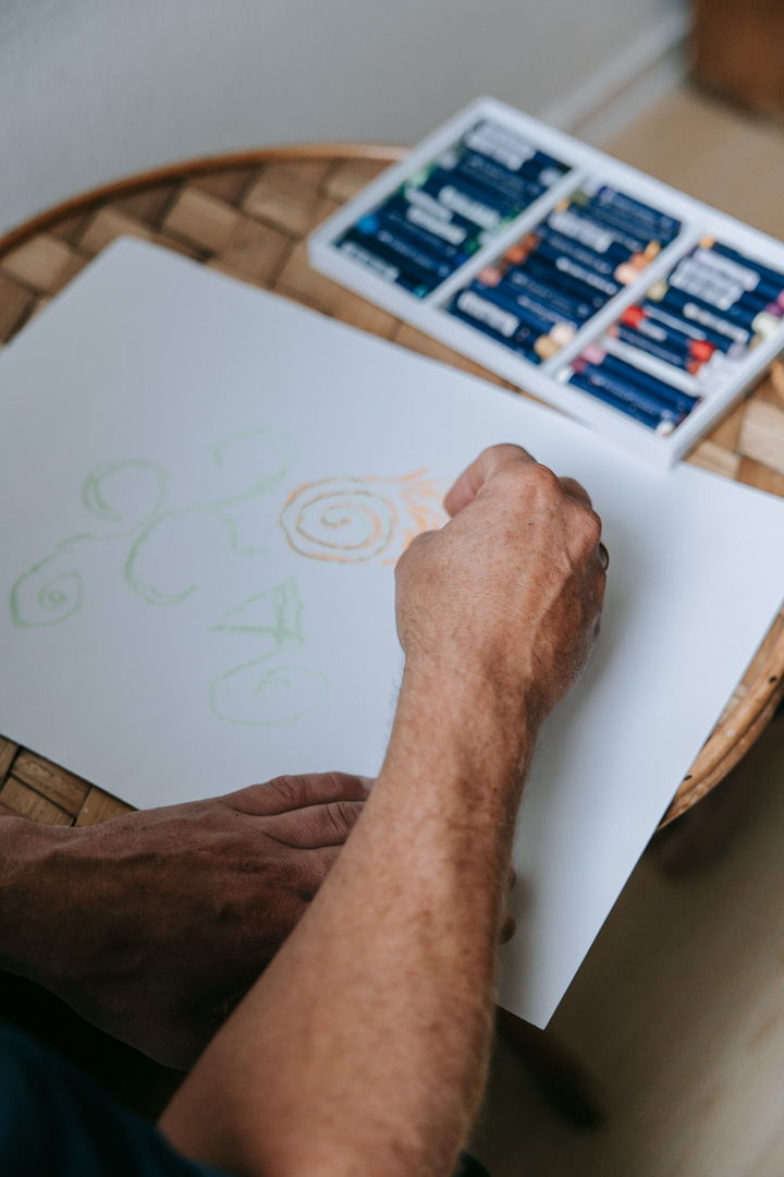 Klient tegner med farvekridt som del af en krops- og psykoterapeutisk proces.