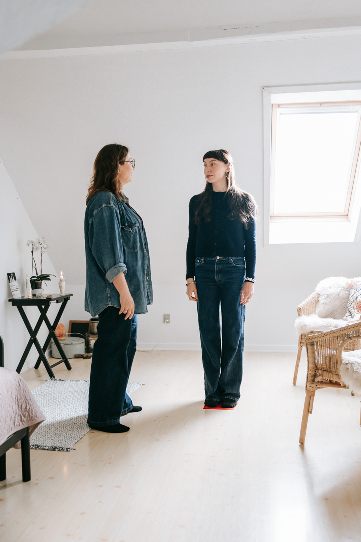 Terapeut og klient står i rummet under en kropsorienteret øvelse.