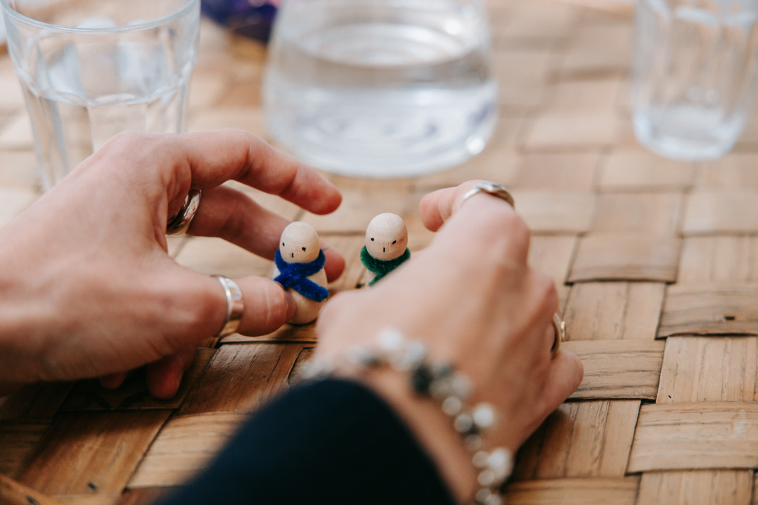 To små træfigurer brugt til visualisering i spirituel integrativ krops- og psykoterapi.