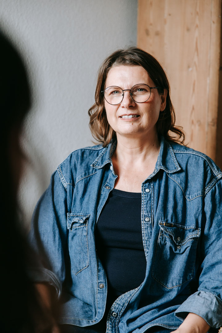 Terapeut i rolig samtale som del af en session.