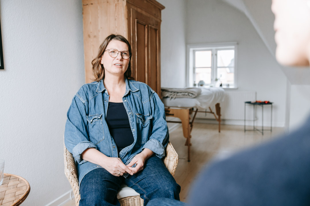 Terapeut i nærværende samtale i behandlingsrummet.