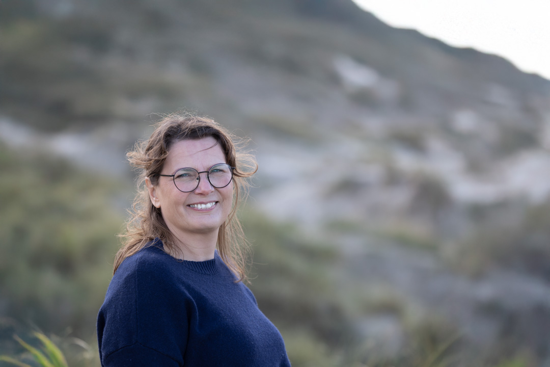 Jonna Wind kigger i kameraet i klitterne på rømø. Portræt billede til hjemmeside.