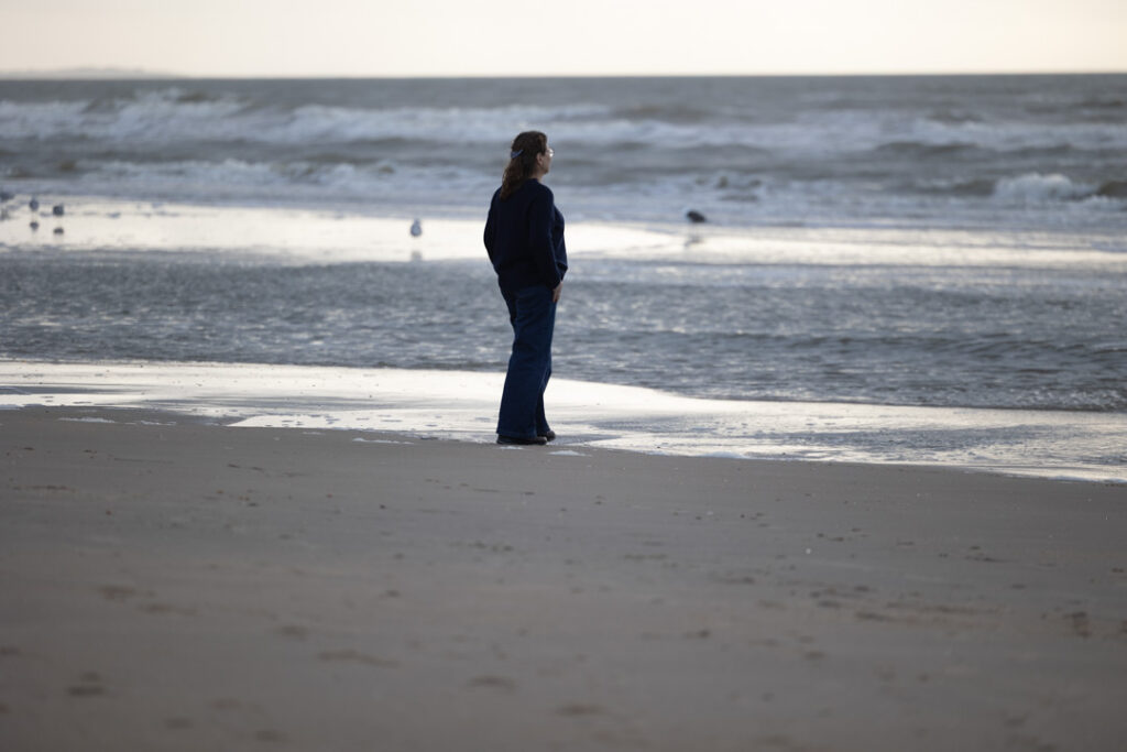 Terapeut står ved vandet på Rømø som del af billeder af spirituelle integrative krops- og psykoterapeut.