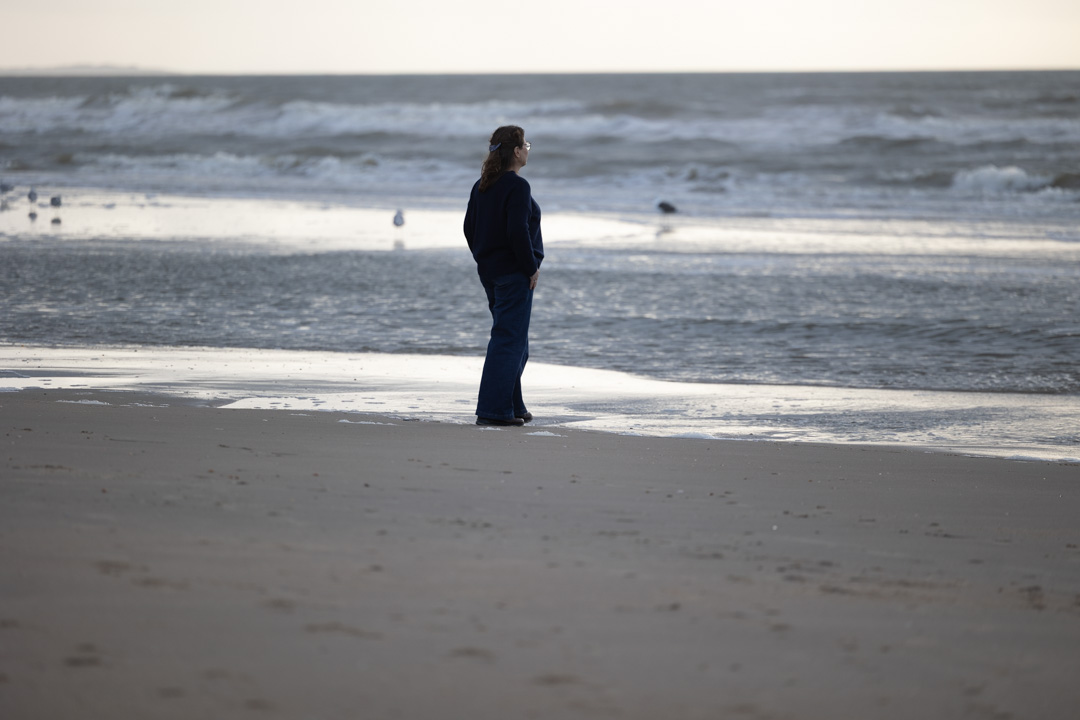 Terapeut står ved vandet på Rømø som del af billeder af spirituelle integrative krops- og psykoterapeut.