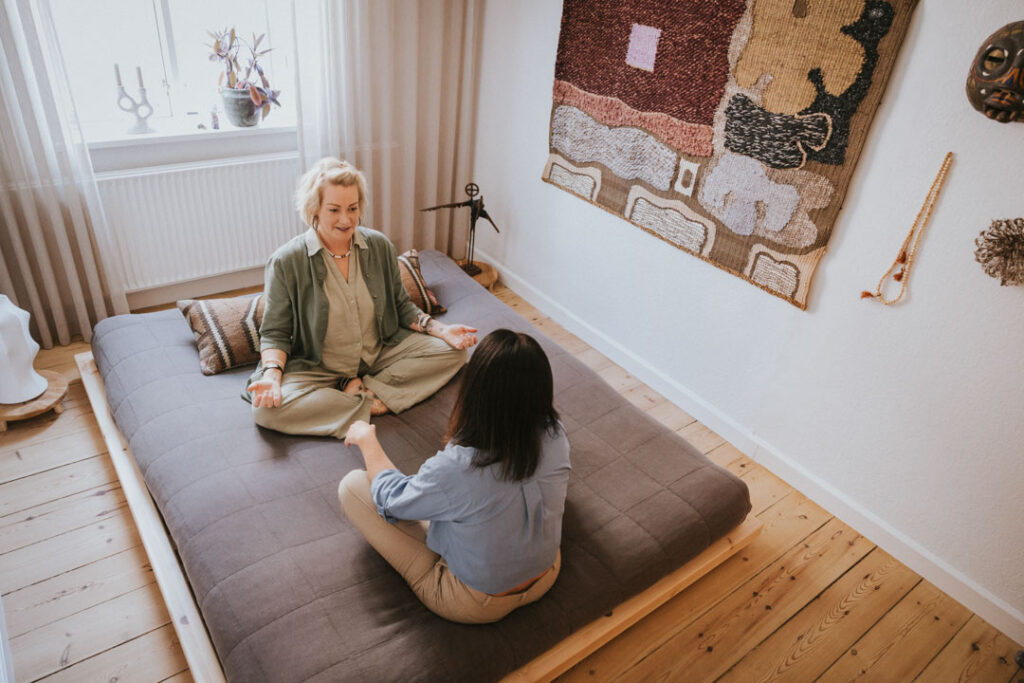 Healingsbilleder, to kvinder sidder på gulvet sammen. Billeder af shamanistisk praksis