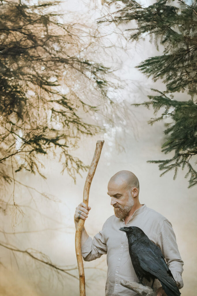 Zoey Elinor fanger den shamaniske stemning i billeder med røg, natur og levende lys.