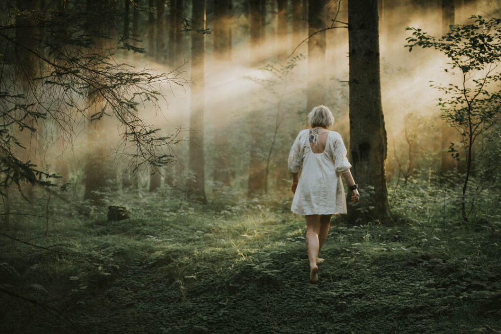 Kreativ fotografering med røgbomber, hvor Zoey Elinor fremhæver naturens energi og bevægelse.