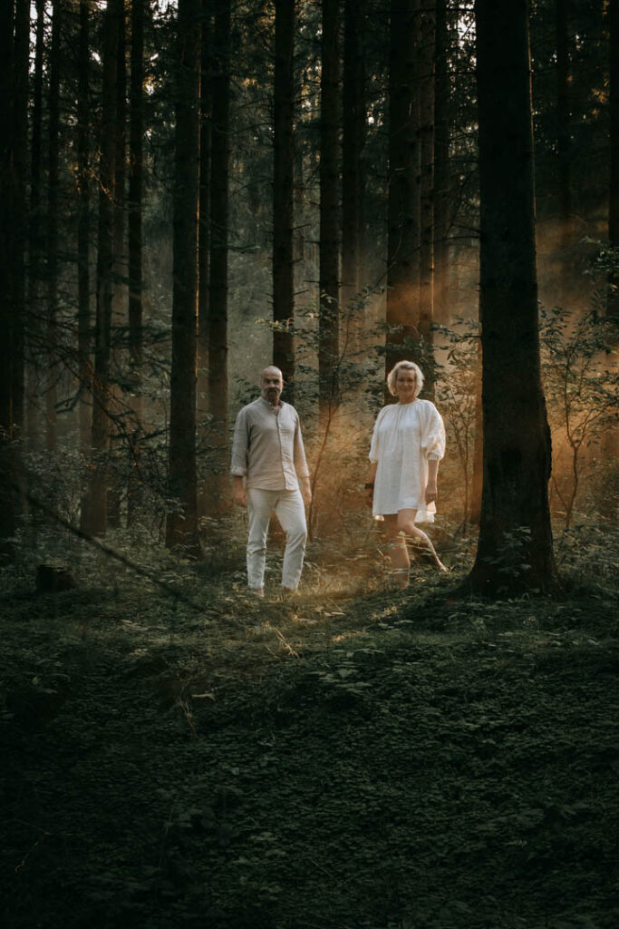 Zoey Elinor fotograferer med naturligt lys og røg for at skabe drømmende, shamanistiske billeder.