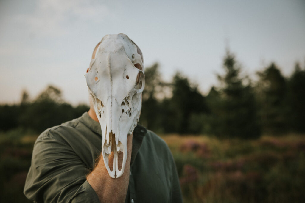 Billeder af shamanistisk praksis fotograferet af Zoey Elinor med sans for energi og ægthed.