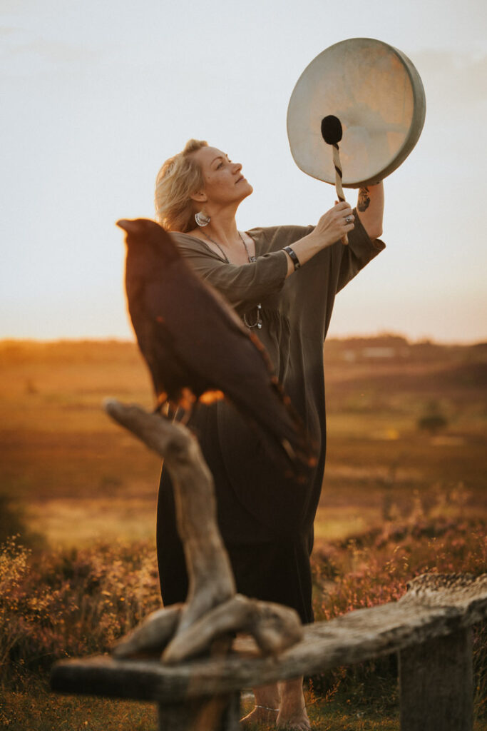 Rekvisitter og symboler i shamanistisk fotografering brugt som fortællende elementer af Zoey Elinor.