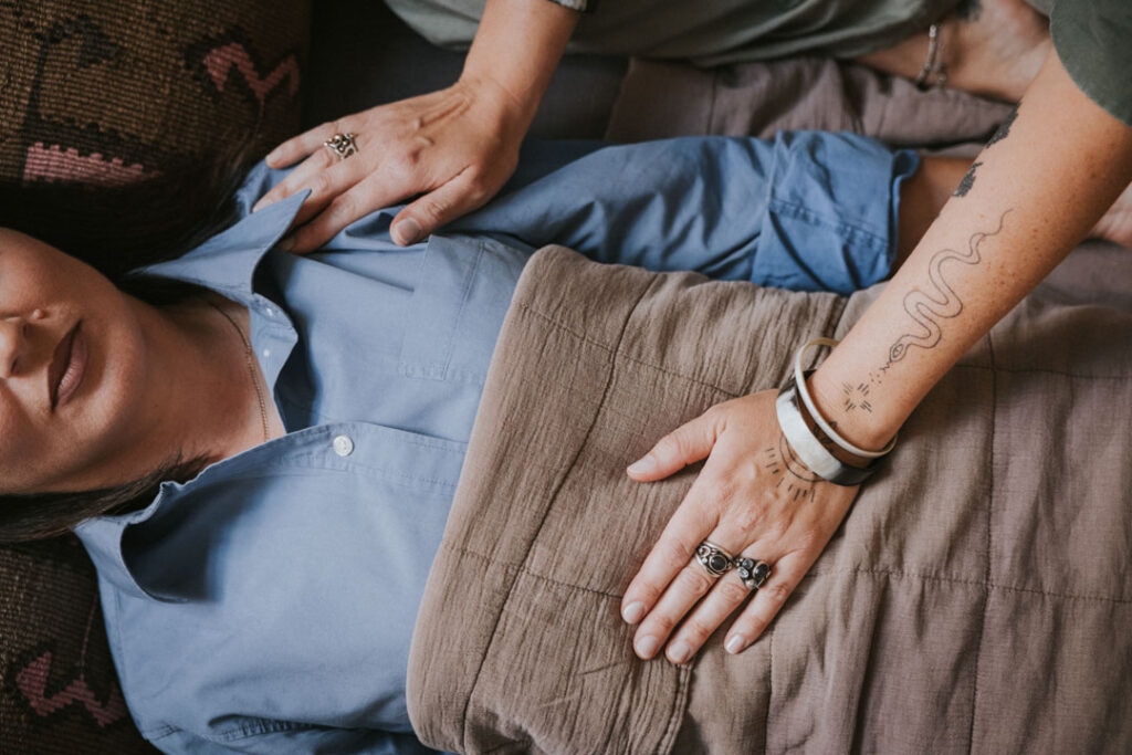 billeder af healing og håndspålæggelse.